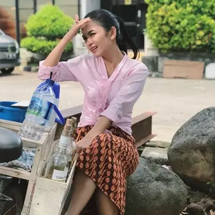 10 Pesona Rurin Nirmala, tukang jamu cantik di sinetron 'Cuma di Sini'