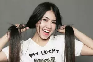 Pamer foto berhijab dan baju simpel, Via Vallen disebut mirip anak SMA
