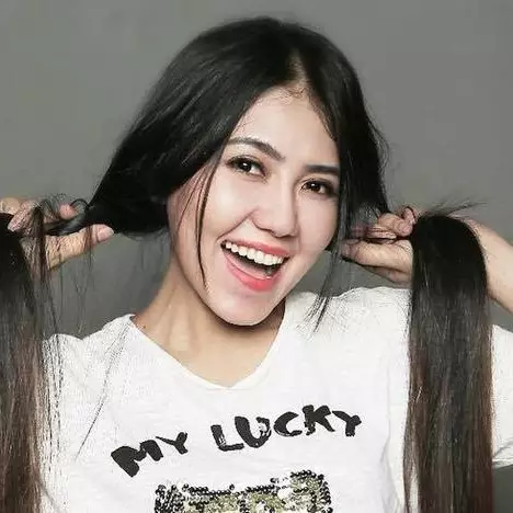 Pamer foto berhijab dan baju simpel, Via Vallen disebut mirip anak SMA