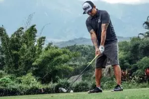 5 Potret Bobby Kool 'SID', anak punk yang jago main golf