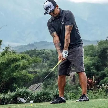 5 Potret Bobby Kool 'SID', anak punk yang jago main golf