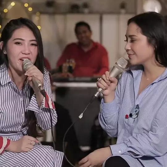 Duet Nagita Slavina &amp; Via Vallen nyanyikan lagu Sayang, panen pujian
