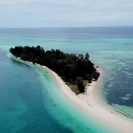 Fenomena laut terbelah 3 pantai di Indonesia ini keren abis