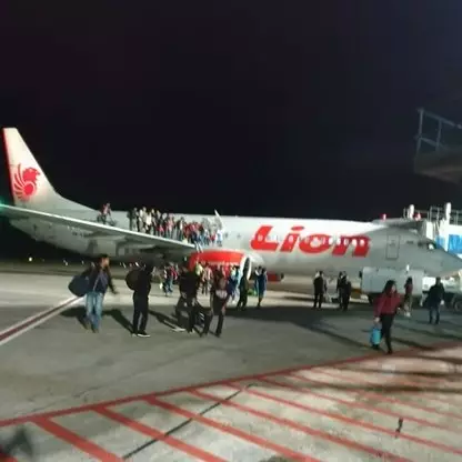 Detik-detik penumpang lompat ke luar pesawat gara-gara candaan ada bom