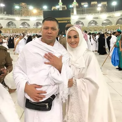 10 Potret Krisdayanti &amp; Raul Lemos beribadah umrah, penampilannya wow!