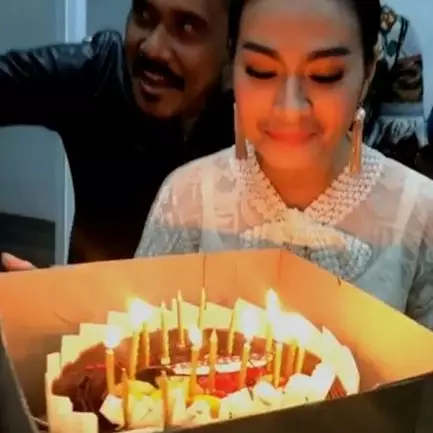 Akrab &amp; hangat, 5 seleb ini beri ucapan selamat ultah ke Iis Dahlia