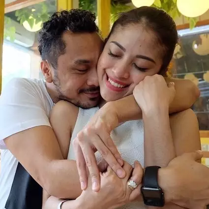 10 Potret kemesraan Giring &amp; istri, bak pacaran padahal punya 4 anak