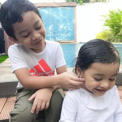 7 Potret Adam-Hawwa saat main bareng, anak Shireen Sungkar yang lucu