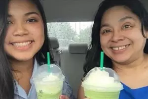 Cewek ini foto bareng ibunya selama 4 tahun, endingnya bikin terenyuh