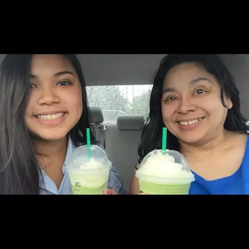 Cewek ini foto bareng ibunya selama 4 tahun, endingnya bikin terenyuh