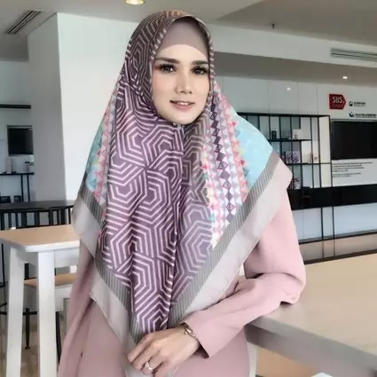 Kenakan hijab dengan busana ketat, 3 seleb ini tuai hujatan 