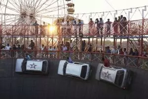 Tak lagi pakai motor, kini atraksi tong setan gunakan mobil