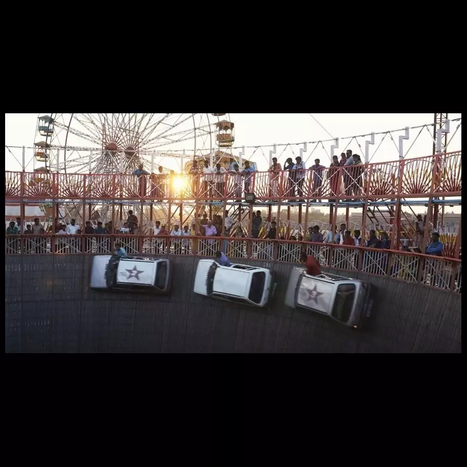 Tak lagi pakai motor, kini atraksi tong setan gunakan mobil