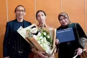 Lulus SMA, ini 5 momen keseruan wisuda anak pertama Melly Goeslaw