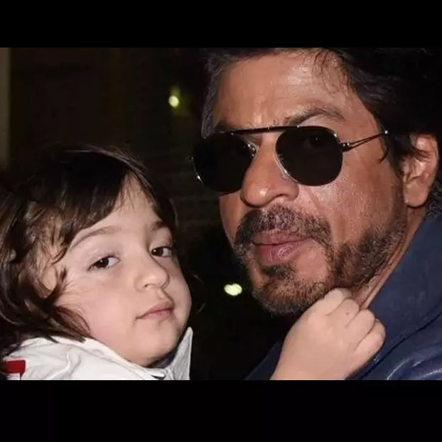 Genap berusia 5 tahun, ini 5 bukti AbRam &amp; Shah Rukh Khan bak kembaran