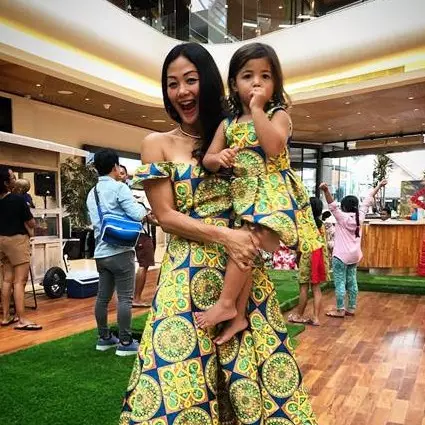 8 Potret Indah Kalalo dan putrinya kembaran baju, kompak banget nih