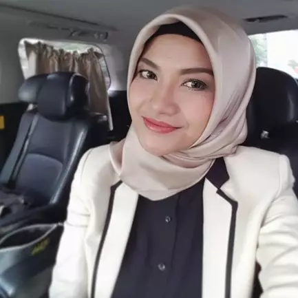 9 Gaya Tina Talisa berhijab simpel, aura cantiknya malah terpancar