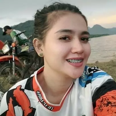 10 Gaya kece Oza Moza naik trail, si cantik PNS viral dari Karawang
