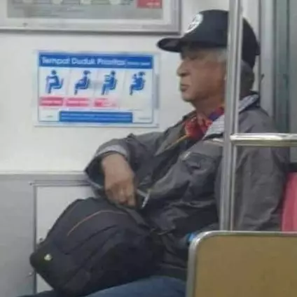 5 Orang mirip tokoh terkenal ini tiba-tiba muncul di KRL, bikin heboh