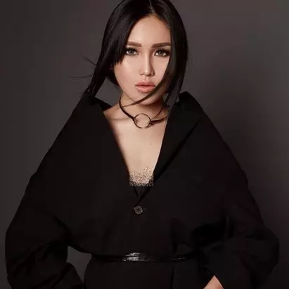 Pose menantang, Ayu Ting Ting dibilang meniru Jessica Iskandar