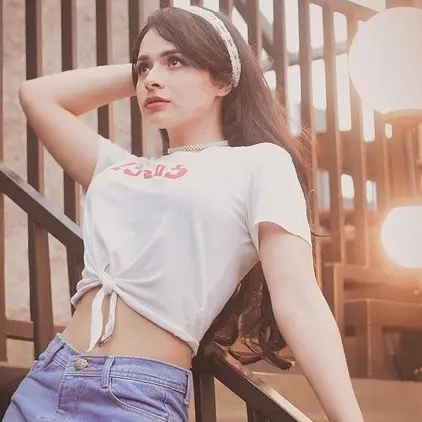 10 Pesona Syerin, anggota manajemen Awkarin yang disebut mirip barbie