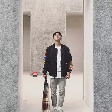 7 Gaya OOTD ala Ricky Harun untuk inspirasi outfit saat ngabuburit