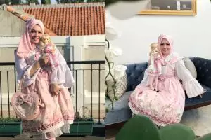 Serba pink, ini 7 foto Astrid Kuya kembaran sama boneka kesayangannya
