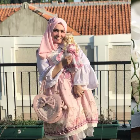 Serba pink, ini 7 foto Astrid Kuya kembaran sama boneka kesayangannya