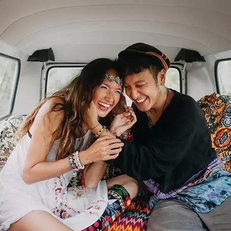 6 Potret prewedding Nadine dan Dimas Anggara, seru bergaya bohemian