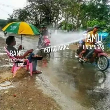 8 Meme 'bapak semprot air' bikin ketawa sampai basah kuyup
