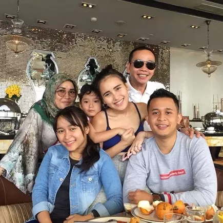 Meski Tajir, ultah Abdul Rozak ayah Ayu Ting Ting dirayakan sederhana