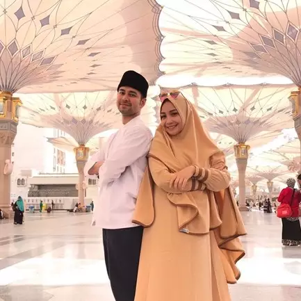 Tetap romantis, begini gaya 8 pasangan seleb saat ibadah umrah