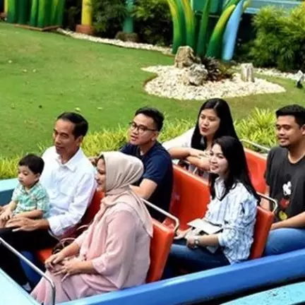 10 Momen Jokowi Ngabuburit bersama keluarga, sederhana banget