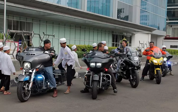 Begini keseruan para anak yatim ngabuburit sambil naik moge   