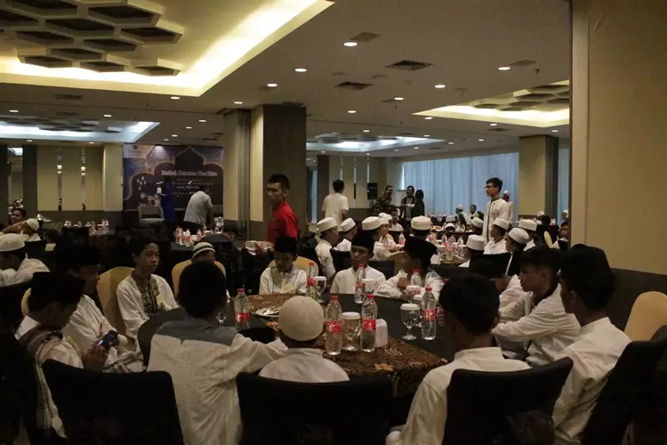 Nggak cuma buka puasa, hotel ini ajak 100 anak yatim menginap semalam