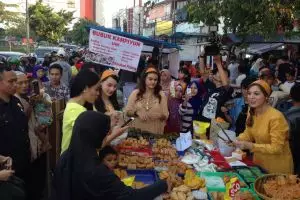Serunya berburu takjil impor yang jadi langganan seleb