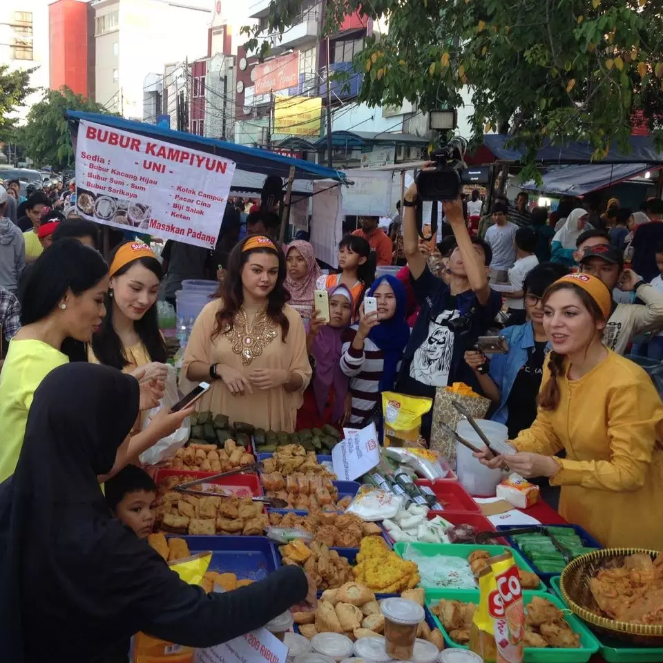 Serunya berburu takjil impor yang jadi langganan seleb