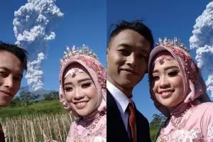 Potret langka, pasangan ini prewed dengan latar Gunung Merapi erupsi