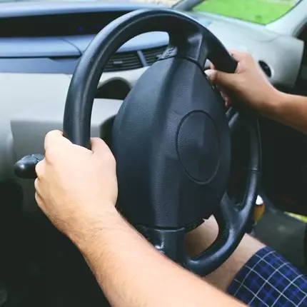 10 Cara berkendara yang sering kamu lakukan ini ternyata salah