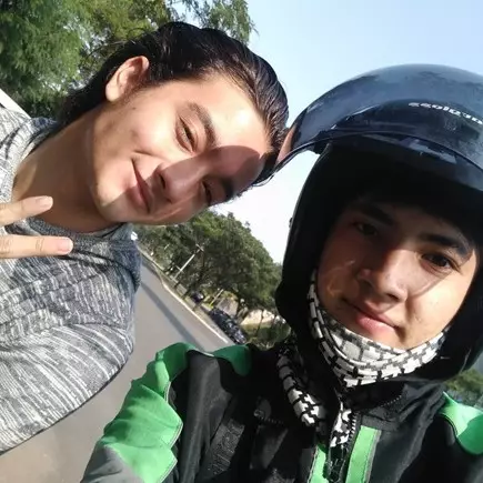 Ini 7 potret driver ojol yang dibilang lebih ganteng dari Bryan Domani