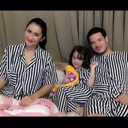 Curhat Nafa Urbach soal hubungan Zack Lee dan putrinya ini bikin haru