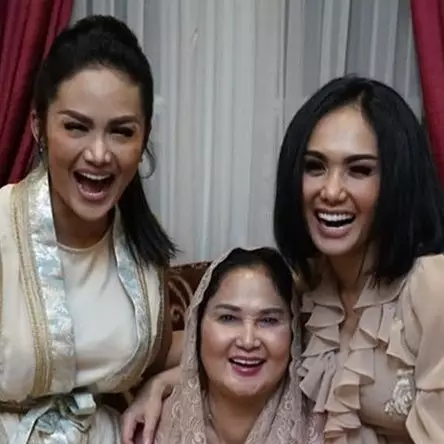 Hadir di ultah sang kakak, wajah adik Yuni Shara &amp; KD ini jadi sorotan