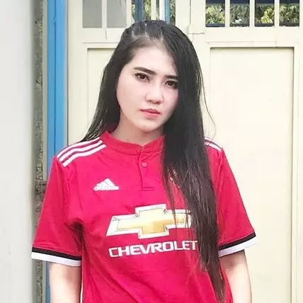 10 Potret ini buktikan kalau Via Vallen fans berat Manchester United