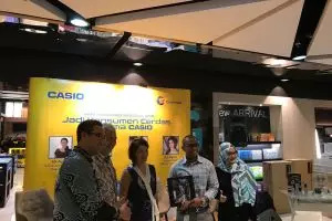 Jam tangan bertahtakan berlian ini harganya di bawah Rp 1 juta, minat?