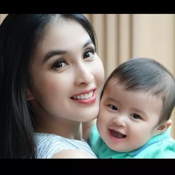 Latihan beri MPASI anaknya di usia 5 bulan, Sandra Dewi tuai protes