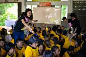 5 Alasan ilmiah ini bisa bikin kamu ketagihan membantu orang lain