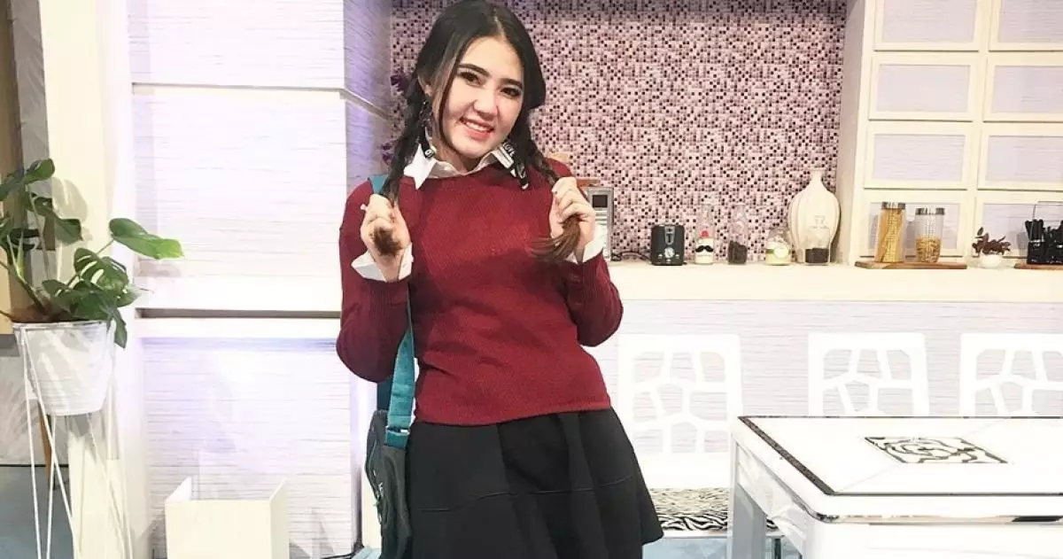 Pamer kenakan hijab simpel, pipi Via Vallen malah dipuji selangit