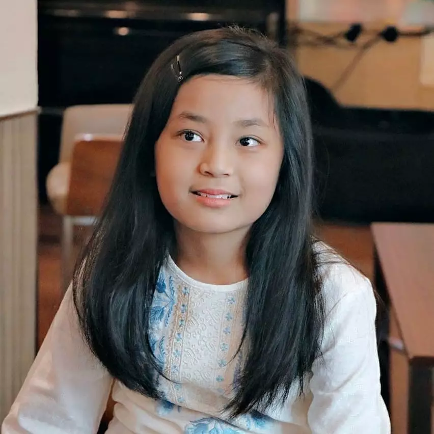 8 Potret gemas Aura, adik Gita Gutawa yang manis &amp; bersuara merdu