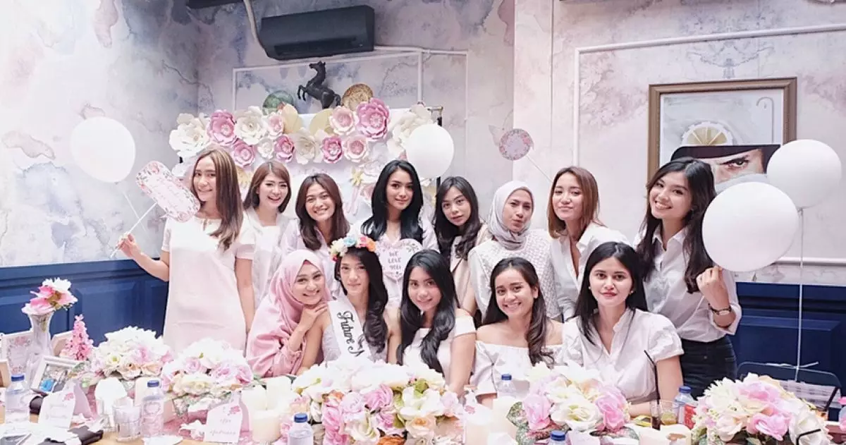 Anissa Aziza & sahabatnya buka puasa pakai piyama, ini 6 momen serunya