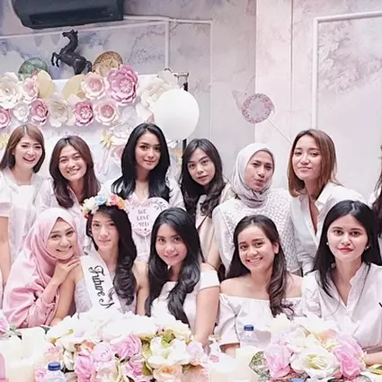 Anissa Aziza &amp; sahabatnya buka puasa pakai piyama, ini 6 momen serunya